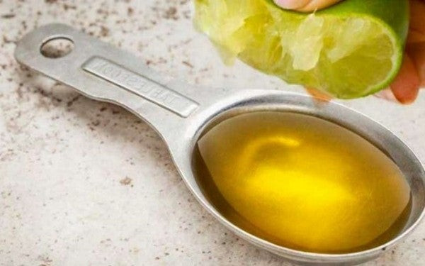 Δείτε τι θα συμβεί στον οργανισμό σας αν γεύεστε καθημερινά μια κουταλιά ελαιόλαδο και χυμό λεμονιού